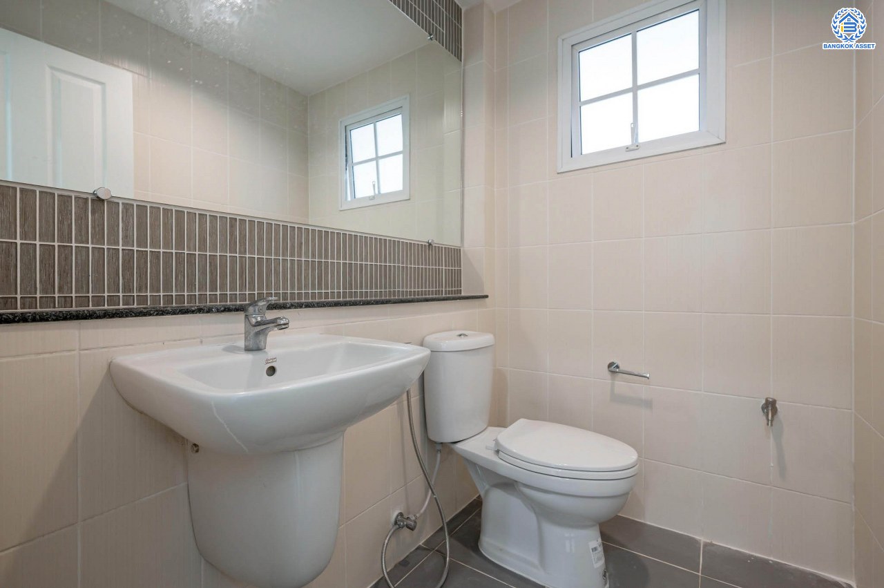 บ้านมือสองตกแต่งใหม่ โครงการ ธนาสิริ ราชพฤกษ์-ท่าน้ำนนท์ เนื้อที่ 50.5 ตร.ว. ฟังก์ชัน 3 ห้องนอน 4 ห้องน้ำ 1 ห้องแม่บ้าน จอดรถได้ 2 คัน บนทำเลดี วิวสวนส่วนกลาง ติดถนนใหญ่ เชื่อมต่อหลายเส้นทาง ใกล้รถไฟฟ้าสายสีม่วง "สถานีไทรม้า" เซ็นทรัลรัตนาธิเบศร์ พร้อมสิ่งอำนวยความสะดวกมากมาย